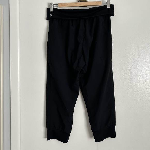 Fabletics rollover waist capri athletic pants with hidden zipper pocket - Picture 2 of 3